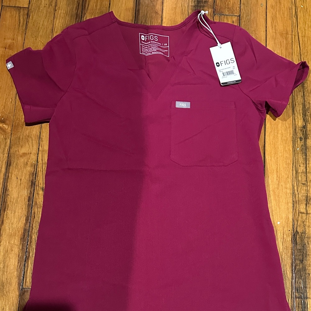 FIGS XS Magenta scrub top
